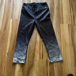 Good American Cinched Waist Capri Leggings. Sz 26